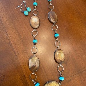 3/$15🎀 BEAUTIFUL TURQUOISE AND WOOD NECKLACE